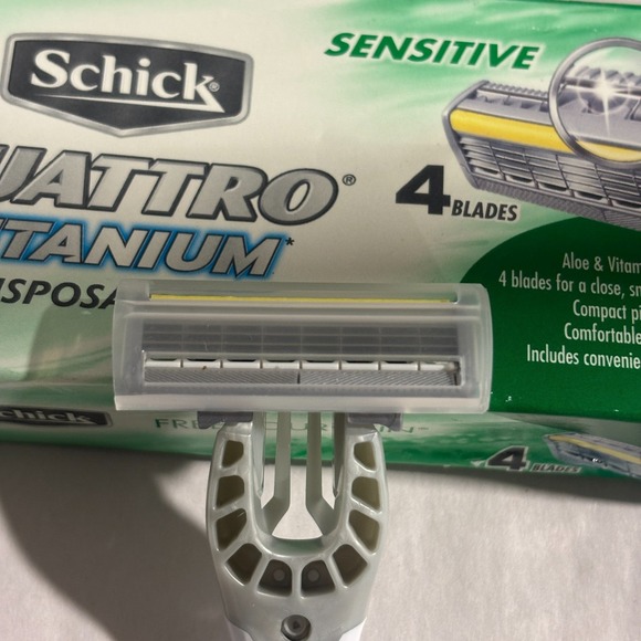 Schick Quattro Titanium Sensitive Disposable Razor +1 Edging Blade w/ Razor - Picture 4 of 4